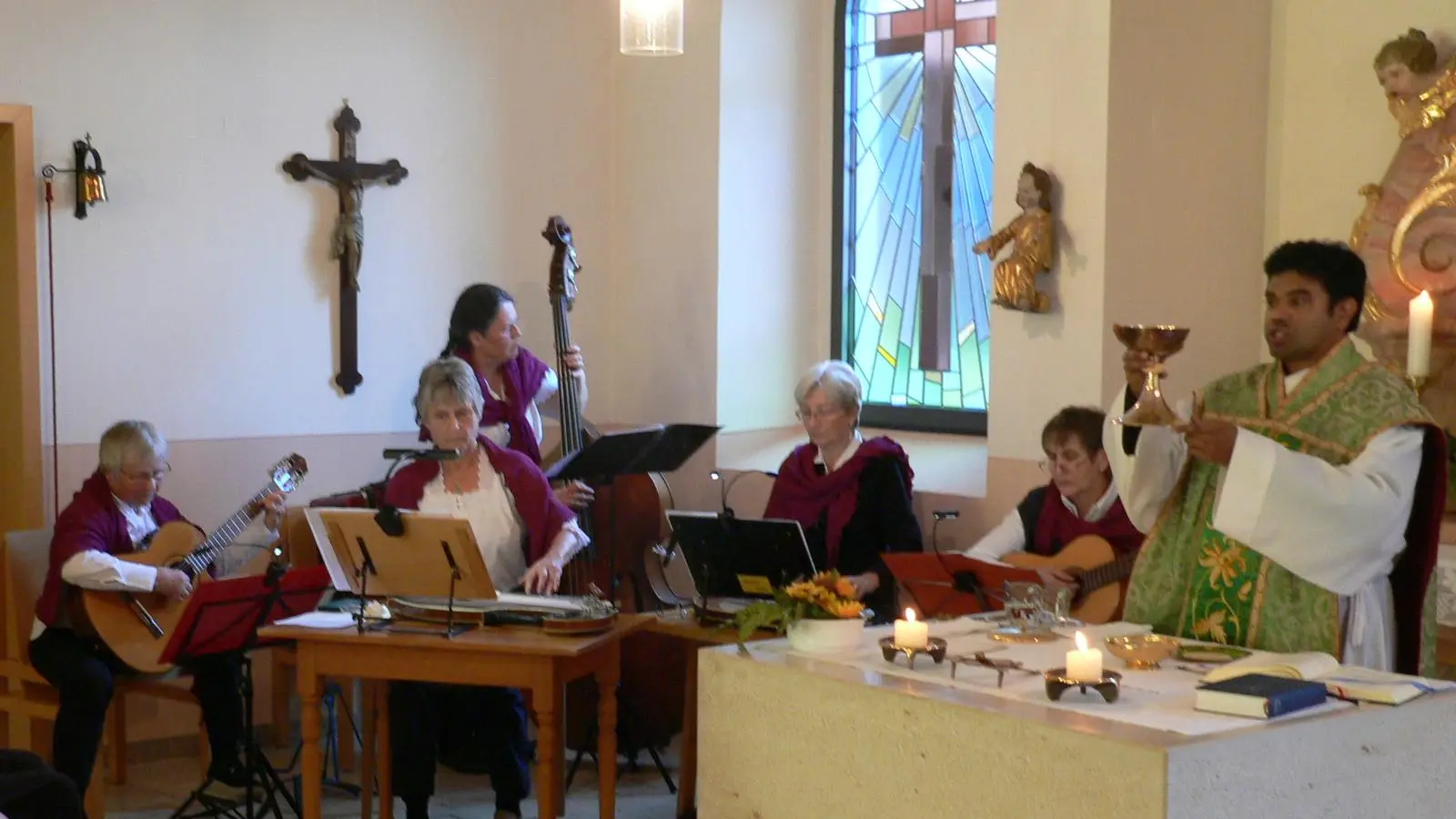 Die Gruppe Allerhand Saiten und Kaplan Chinna Dola in der Altenheimkapelle. (Bild: Michaela Mösbauer )