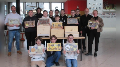 Zur Übergabe der Fotobeute war Johann Pilarski vom örtlichen Imkereiverein (2. von rechts) in die Schule gekommen. Schulleiterin Michaela Bergmann (rechts) und Fachobelehrer Dominic Lohr (links) bedankten sich sehr. (Bild: Laura Kellner)