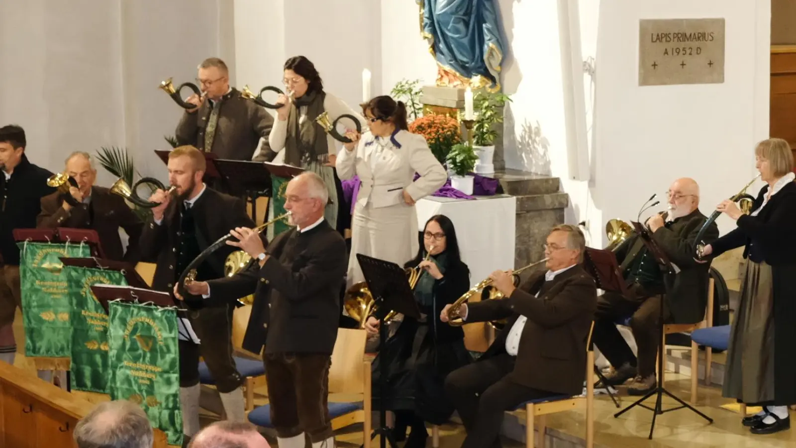 Der Altar mit jagdlichen Symbolen geschmückt und musikalisch durch die Bläser der Kreisgruppe Nabburg intoniert, wurde die „Nabburger Jägermesse” wiederum zu einem Hörgenuss. (Bild: mab)