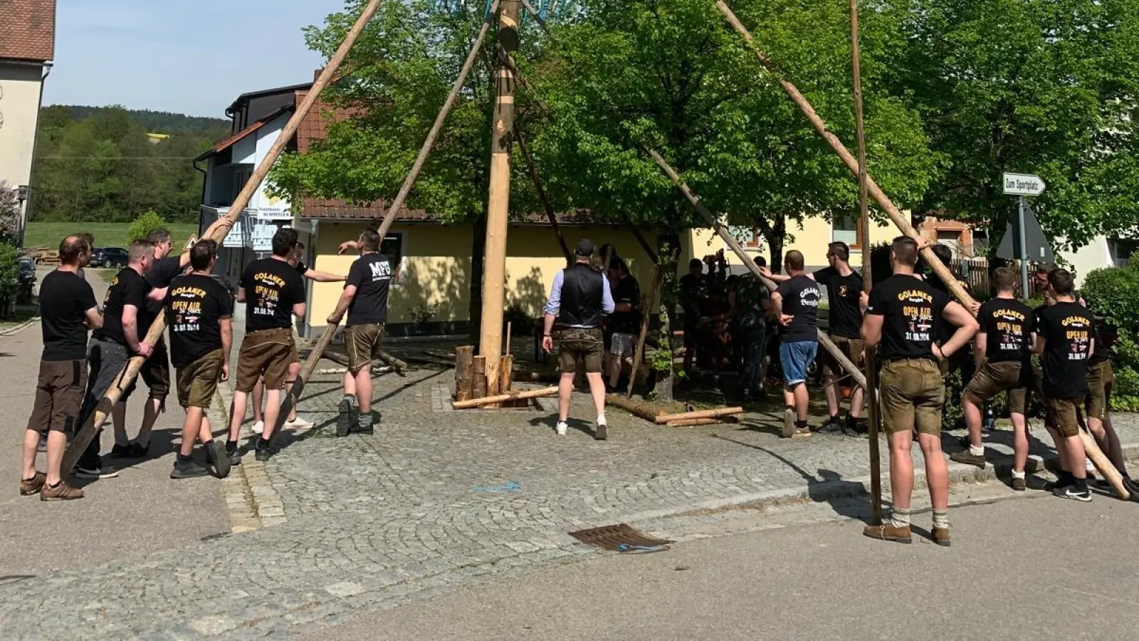 Maibaumaufstellen in Pertolzhofen.  (Bild: Andreas Neuber)