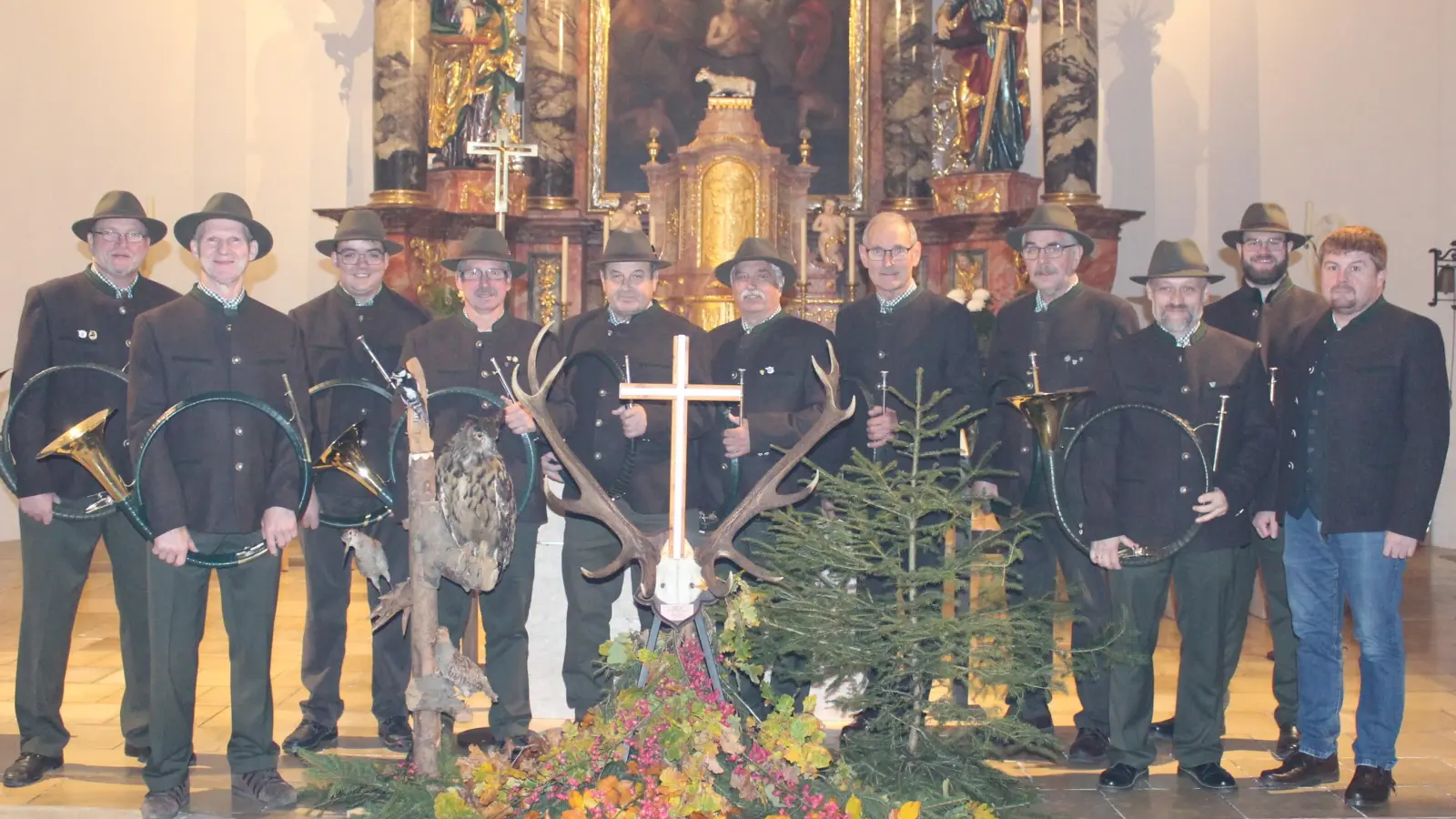 Musikalisch begleiteten die Jagdhornbläser der Kreisgruppe Waldmünchen die Hubertusmesse in Tiefenbach. Mit Hegeringleiter Andreas Wittmann (rechts). (Bild: Nikolaus Scherr )