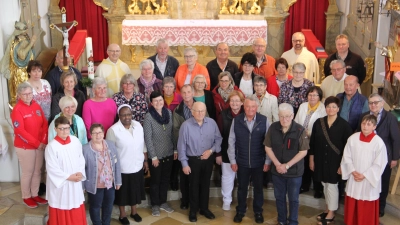 Die Teilnehmer am Mesnertreffen des Regionalverbandes Cham nach dem Gottesdienst in der Pfarrkirche St. Martin Niedermurach mit Regionaldekan Holger Kruschina und Ruhestandspfarrer Max Stigler (rechts) sowie Pfarrer Herbert Rösl (links) und Regionalverbandsvorsitzendem Josef Pflug (vorne Mitte).  (Bild: Josef Böhm)