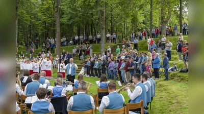 Vor zahlreichen Besuchern begleiteten die „Grenzlandbuam“ musikalisch den Festgottesdienst vor der Steinbergkirche.  (Bild: Wolfgang Schwamberger/exb)