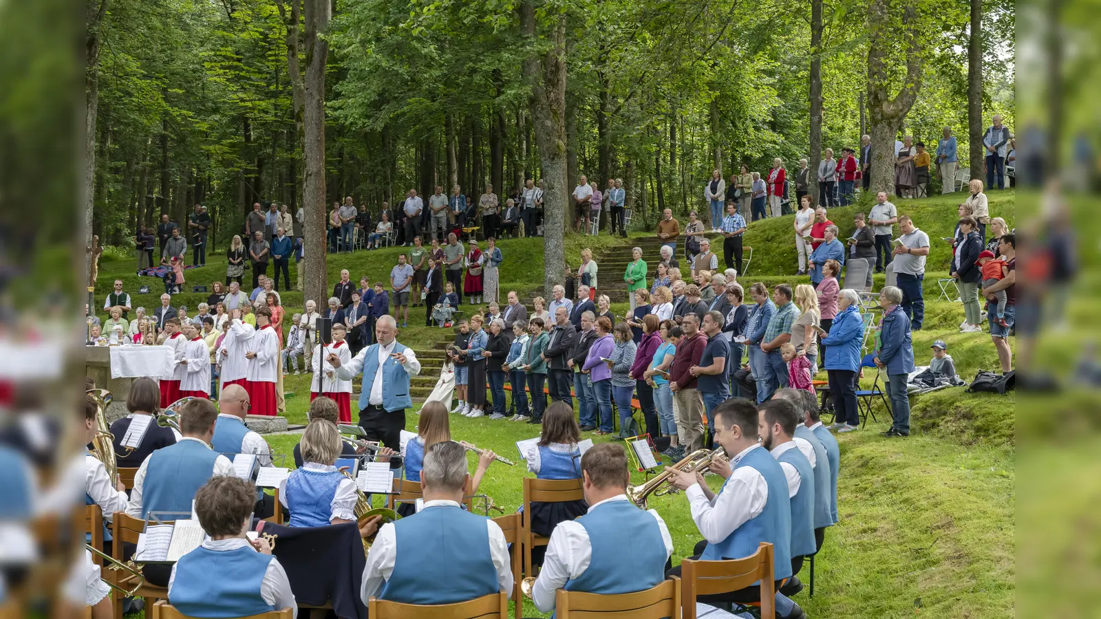 Vor zahlreichen Besuchern begleiteten die „Grenzlandbuam“ musikalisch den Festgottesdienst vor der Steinbergkirche.  (Bild: Wolfgang Schwamberger/exb)