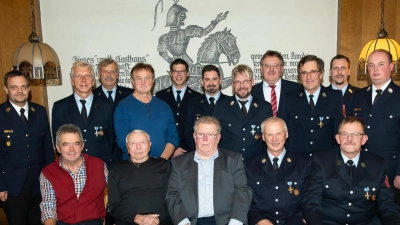 Die Feuerwehr Sigl hat zwei neue Ehrenmitglieder und zeichnet langjährige Mitglieder aus (sitzend, von links:) Günter Lehner, Josef Graf, Ludwig Graf, Ehrenkommandant Karl Trummer und Ehrenvorsitzender Georg Ringer; hinten (von links): Kreisbrandmeister Michael Iberer, Erster Vorsitzender Rudolf Ernst, Georg Dotzler, Franz Herold, Gruppenführer Matthias Trummer, Zweiter Vorsitzender und Gruppenführer Michael Lang, Erster Kommandant Stefan Schertl, Bürgermeister Hans-Martin Schertl, Hubert Merkl, Zweiter Kommandant Florian Ringer und Kreisbrandmeister Andreas Luber. (Bild: rha)