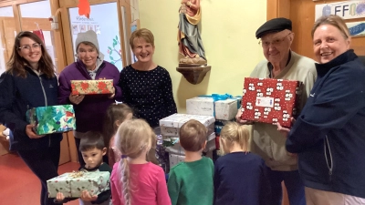 Die Päckchenaktion kam bei allen Beteiligten gut an. Elisabeth Willing (links) und Edda Englhardt (rechts) vom Haus der Betreuung durften von den Kindern der Kita Sorghof und deren Leiterin Agnes Strobl (Mitte) viele Päckchen entgegennehmen. (Bild: Agnes Strobl)