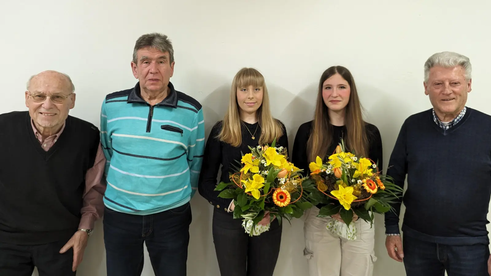 Verabschiedung mit (von links) Christkind-Beauftragter Alfred Graf, Nikolaus Anton Lord, Ersatz-Christkind und neue Christkind-Beauftragte Marina Brütting, Christkind Joleen Herrmann, Stadtverbandsvorsitzender Eugen Eckert.<br> (Bild: Andy Deml/exb)