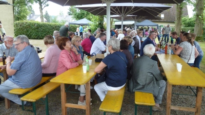 Die Besucher genossen das gemütliche Beisammensein auf dem voll besetzten Kirchenvorplatz der Friedenskirche Groschlattengrün. (Bild: Isgard Forschepiepe)