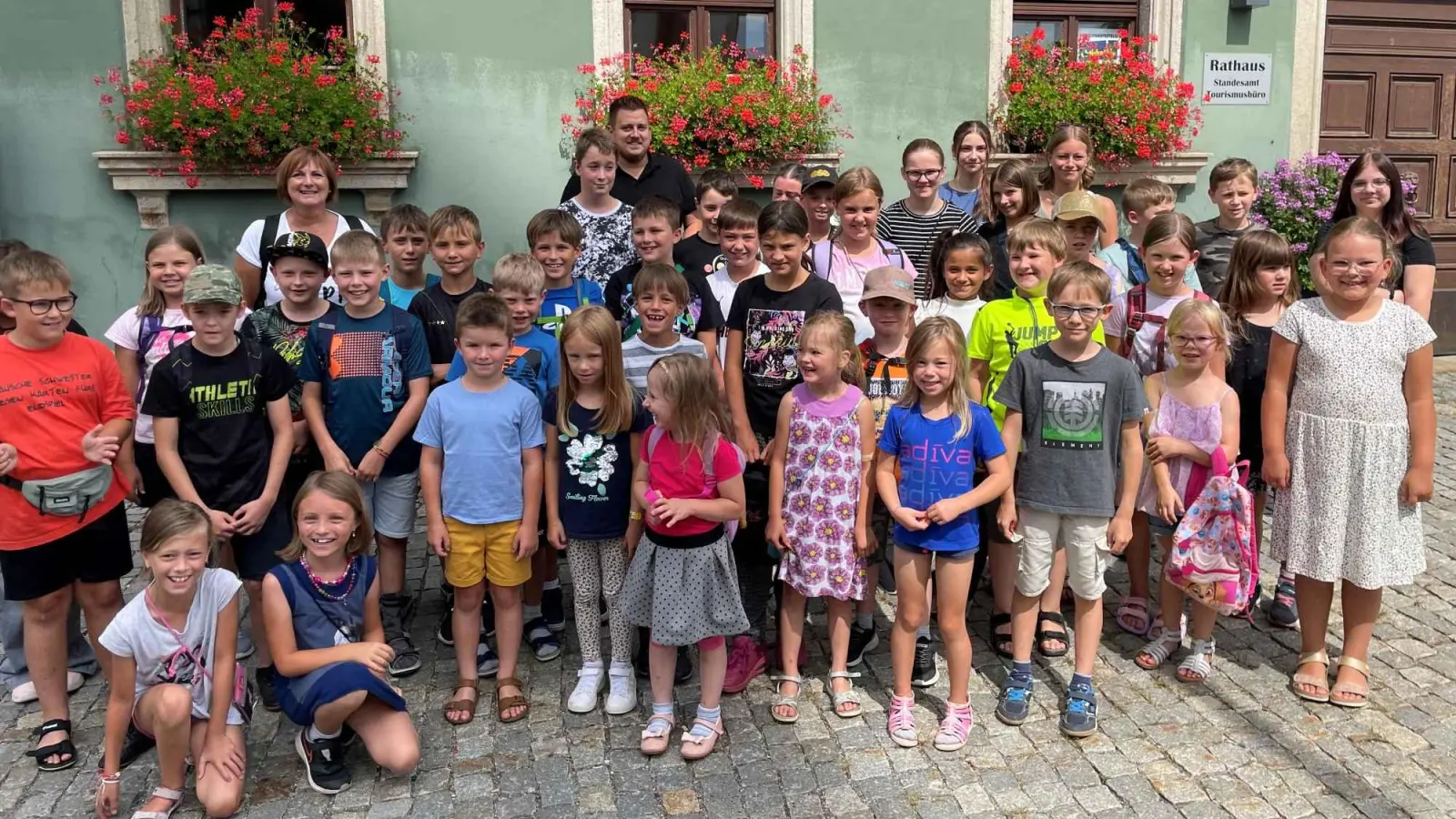 Zahlreiche Kinder fieberten den Kino-Besuch entgegen. (Bild: Karl Ziegler)