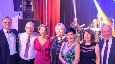 Eine Delegation aus Kümmersbruck zu Besuch in der Partnerstadt Holýsov (von links): Manfred Singer, Libor Schröpfer, Birgit Singer-Grimm, Alena Burianová, Hanka Valachovicová sowie Gabi und Roland Strehl. (Bild: Birgit Singer-Grimm/exb)