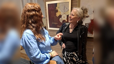 Viele Mitglieder nahmen an der Jubiläumsgemeinschaftsausstellung teil. Unter anderem auch neue Künstlerinnen wie Iwona Reichel (re. vor ihren Kunstwerken), die vor einem Jahr Mitglied wurde und extra aus Weiden nach Waldsassen kommt, weil sie den Verein Spitze findet.  (Bild: Tom Brankovic)