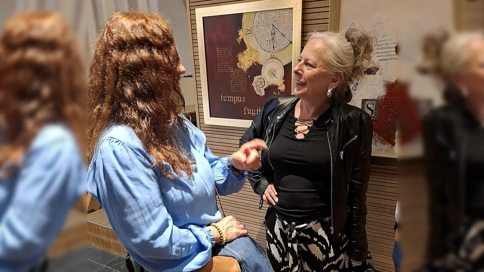 Viele Mitglieder nahmen an der Jubiläumsgemeinschaftsausstellung teil. Unter anderem auch neue Künstlerinnen wie Iwona Reichel (re. vor ihren Kunstwerken), die vor einem Jahr Mitglied wurde und extra aus Weiden nach Waldsassen kommt, weil sie den Verein Spitze findet.  (Bild: Tom Brankovic)