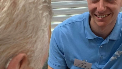 Florian Weidinger führt einen Gedächtnistest durch. (Bild: Ilona Hörath)