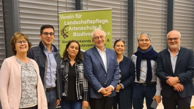 Das Foto zeigt von links nach rechts: Rosa Maria Bradtka (Schriftführerin), Martin Ruhdorfer (dritter Vorsitzender), Michaela Domeyer (Projektleiterin Habichtskauz &amp; Fachkraft für Naturschutz), Prof. Dr. Gerd Ganteför (Gastredner), Dr. Christina Hauser (zweite Vorsitzende), Suganda Sutiono (Schatzmeister und Mitgliederverwaltung), Johannes Bradtka (erster Vorsitzender).  (Bild: Thomas Schürmann)