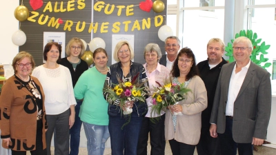 Melitta Bittner, Waltraud Eichstetter, Bettina Bindl, Melanie Pongratz, Jutta Danner, Bernadette Unverzart, Ludwig Prögler, Heidi Schindler, Pfarrer Albert Hölzl und Helmut Heumann. (Bild: Angela Mauerer)