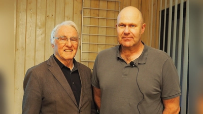 Dr. Sebastian Schott (rechts) zusammen mit dem Sprecher des Tutzing-Freundeskreises Dr. Ehrenfried Lachmann  (Bild: Siegfried Bühner)