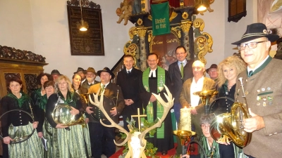 Die Jagdhornbläsergruppe der Jägerschaft Fichtelgebirge gestaltete musikalisch die Hubertusmesse in der evangelischen Kirche in Oberredwitz. Pfarrer Klaus Wenig predigte, Landrat Peter Berek und Staatssekretär Martin Schöffel waren anwesend, vorne rechts Hornmeister Stefan Klaubert, der Leiter der Gruppe. (Bild: Alfons Prechtl)