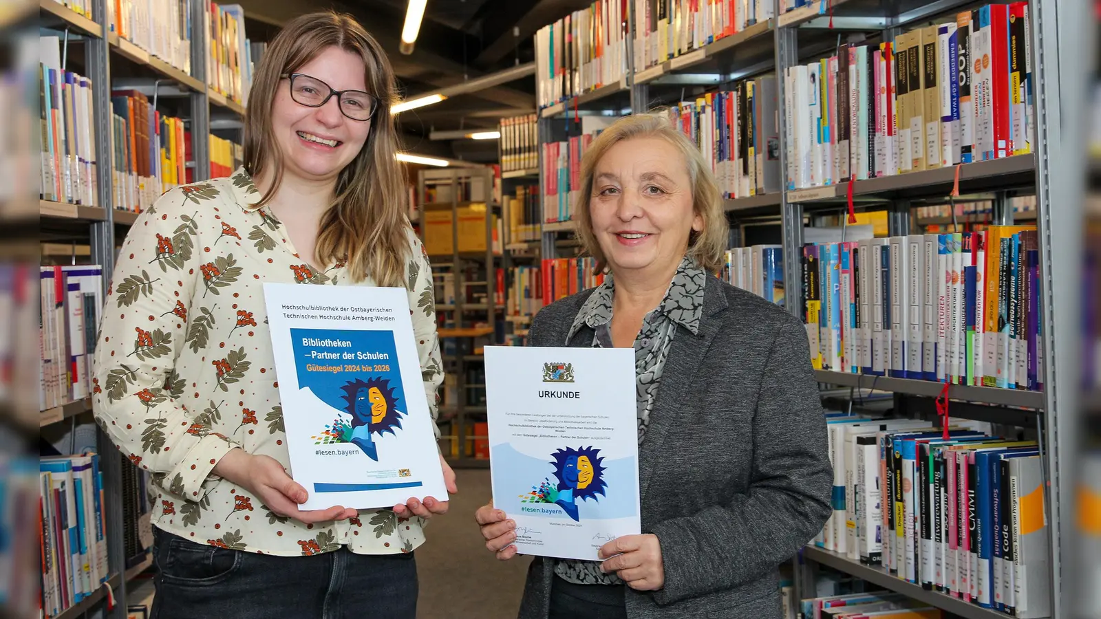 Von links: Lena Konrad, stellvertretende Bibliotheksleiterin, und Monika Patuska, Bibliotheksmitarbeiterin, freuen sich über das Gütesiegel. (Bild: Sonja Wiesel)