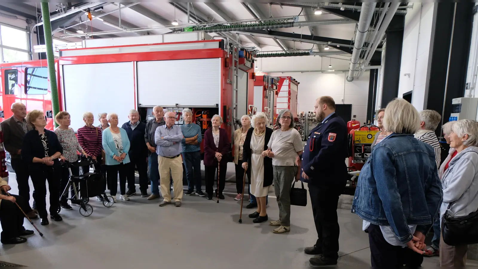 Der Seniorenkreis „Klub 70“ überreicht der Feuerwehr beim Besuch im Gerätehaus auch eine Spende. (Bild: Fred Lehner)