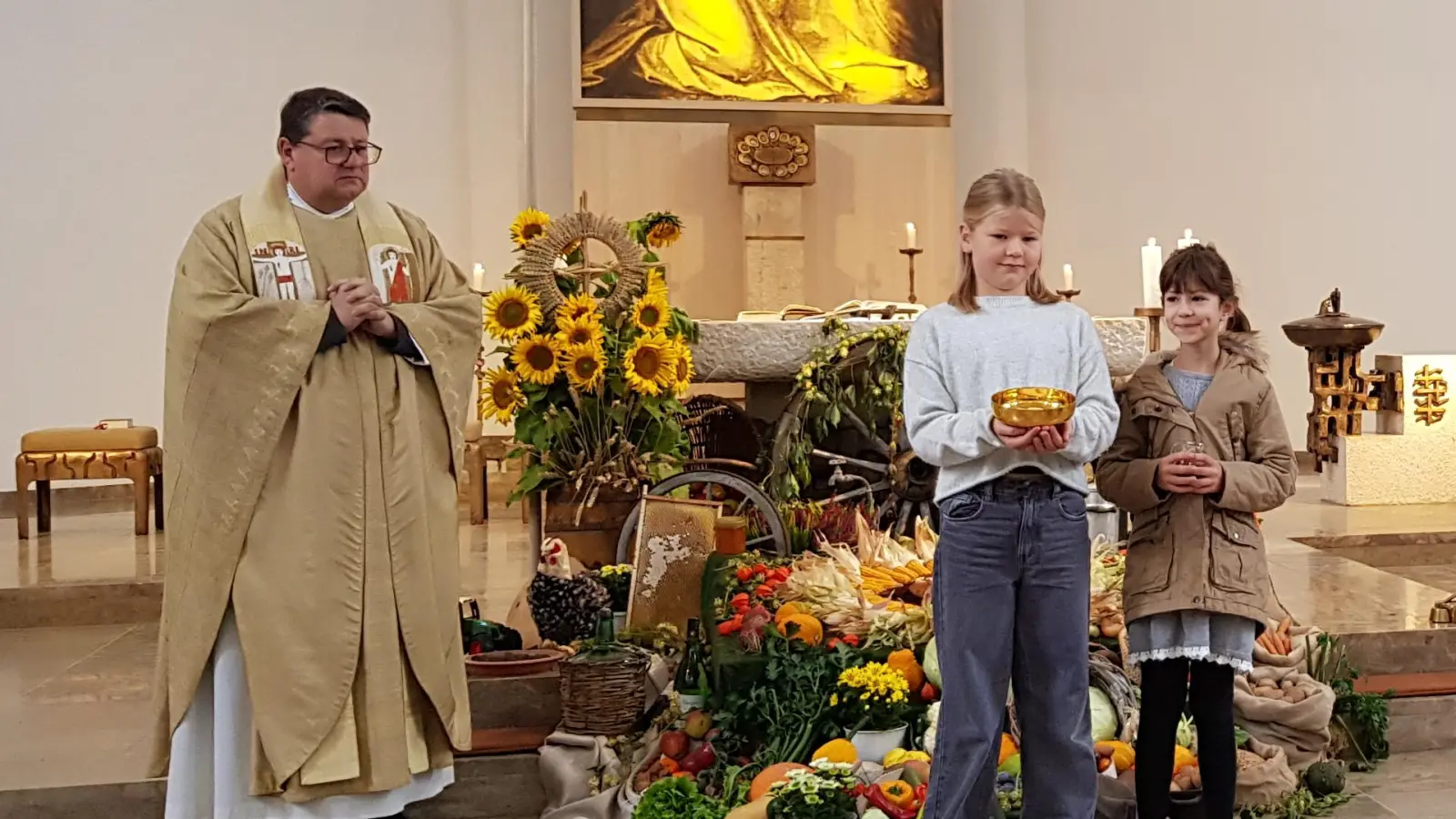 Feierlich war der Familiengottesdienst zum Erntedank. Die Kinder waren mit eingebunden und brachten symbolisch verschieden Sachen an den Altar zum Schluss Brot und Wein für die Eucharistiefeier.  (Bild: Peter Garreiss)