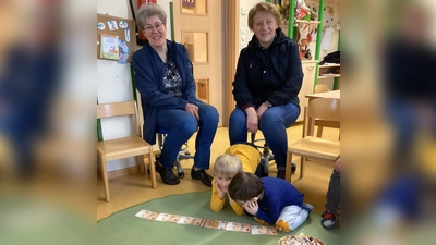 Das Kinderhaus Steinwaldzwerge Pullenreuth hat eine 300-Euro-Spende von der Kath. Landvolkbewegung Pullenreuth bekommen. (Bild: Kinderhaus Steinwaldzwerge/exb)