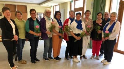 Bürgermeisterin Sonja Meier und zweite Vorsitzende Monika Fichtinger mit den Geburtstagjubilaren Maria Kunschir, Marianne Strecker, Monika Bösl, Theresia Schwendner, Veronika Gruber, Imelda Reitinger, Agnes Eckl, Gudrun Dirnberger und Pfarrer Eugen Wismeth (von links).  (Bild: Elisabeth Bauer)