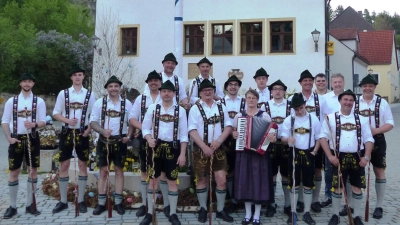 Traditionell wieder einen Maibaum am Kastler Marktplatz aufgestellt.- Goaßlschnalzer beendeten die Aktion mit einem Auftritt um das Kastler Frühlings- Symbol . (Bild: Josef Piehler)