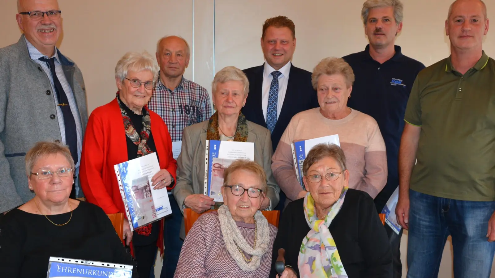 Jahrzehntelange Mitglieder ehrte der VdK-Ortsverband Mitterteich. Mit im Bild Norbert Häckl (links), der als Vorsitzender im Amt bestätigt wurde, Kreisgeschäftsführer Thomas Döhler (rechts) und Bürgermeister Stefan Grillmeier (hinten, Mitte). (Bild: jr)