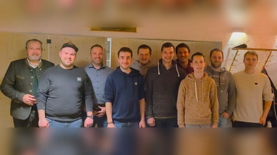 Bürgermeister Frank Zeitler, 1. Vorstand Andreas Irlbacher, CSU-Ortsvorsitzender Tobias Knechtel, Beisitzer Alexander Eckl, Beisitzer Wolfang Kiener, 2. Vorstand Daniel Gschrey, Beisitzer Jan Frömrich, Kassenprüfer Matthias Werner, Schatzmeister Andreas Kraus, Schriftführer Gabriel Gschrey (von links). (Bild: Alexander Daubenspeck)