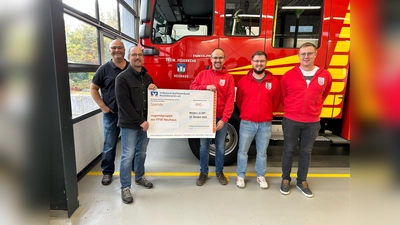 Der Bayern Fanclub unterstützt die Neuhauser Jugendfeuerwehr mit einer Spende: (von links) Andreas Bogner, Christian Windschiegl, Sebastian Bergler, Johannes Schönberger und Andreas Witt. (Bild: Kappl, Andreas [kap])