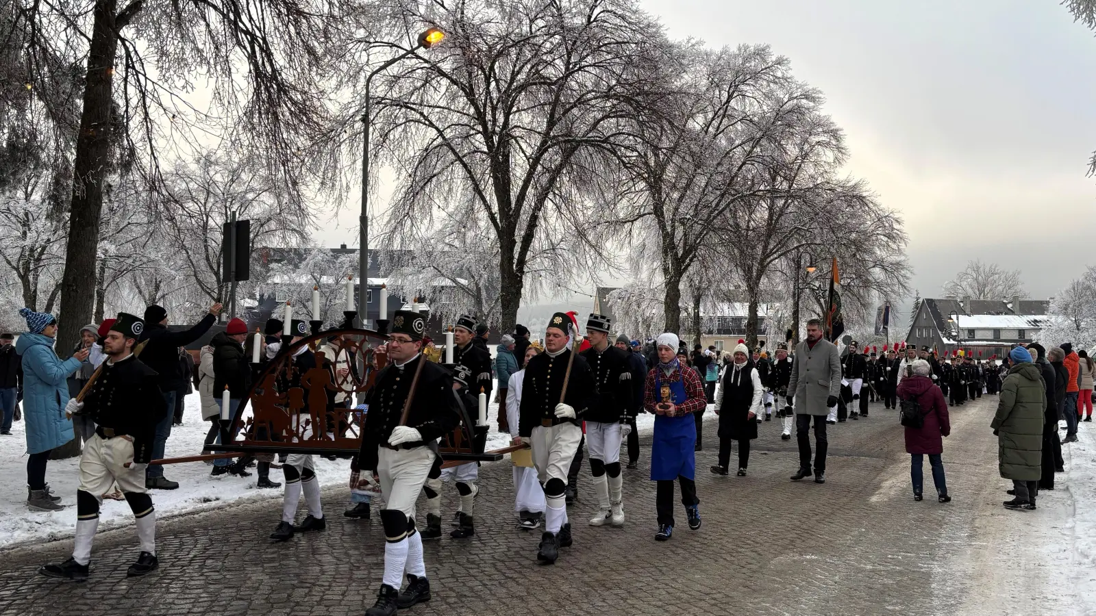 Eröffnung des Schwibbogenfestes in Johanngeorgenstadt mit dem Aufzug der Bergmänner, angeführt von Vertretern des „lebenden Schwibbogens“.  (Bild: Ulrike Pelikan-Roßmann)