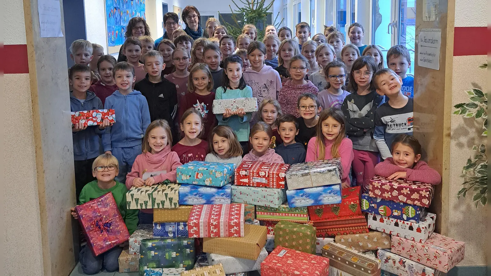 Schülerinnen und Schüler der Grundschule Rottendorf mit den Organisatorinnen Frau Bruckner, Frau Weikmann und Frau Hofmann  (Bild: Barbara Ram )