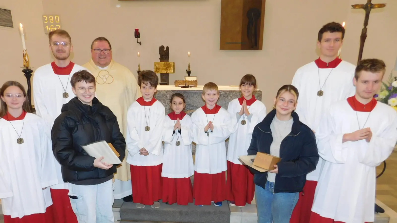 Pfarrer Sven Grillmeier (Vierter von links) nahm drei Kinder in die Schar der Ministranten auf. Von drei langjährigen Altardienern hieß es dagegen, Abschied zu nehmen. (Bild: whü/exb)