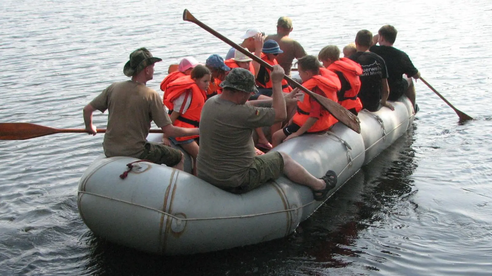 Mit dem Schlauchboot ging es bis in die hintersten Winkel über den Baggerweiher. (Bild: Johann Kneißl)