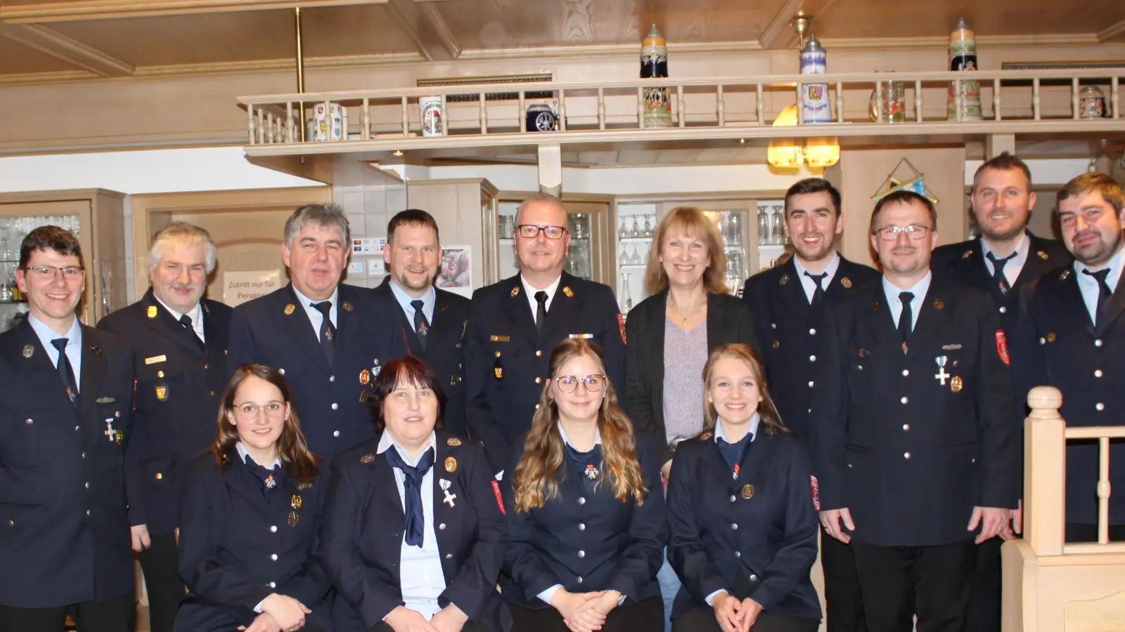 Der neue Vorstand der Feuerwehr Poppberg: Christina Herbst, Doris Maderer, Tamara Hoffman und Laura Luber (vorne von links), Sven Hirschinger, Kreisbrandinspektor Hans Sperber, Helmut Schlenk, Norbert Franz, Kreisbrandrat Christof Strobl, Bürgermeisterin Brigitte Bachmann, , Johannes Franz, Thomas Bleisteiner, Matthias Franz und Reiner Schlenk (hinten, von links). (Bild: sis)