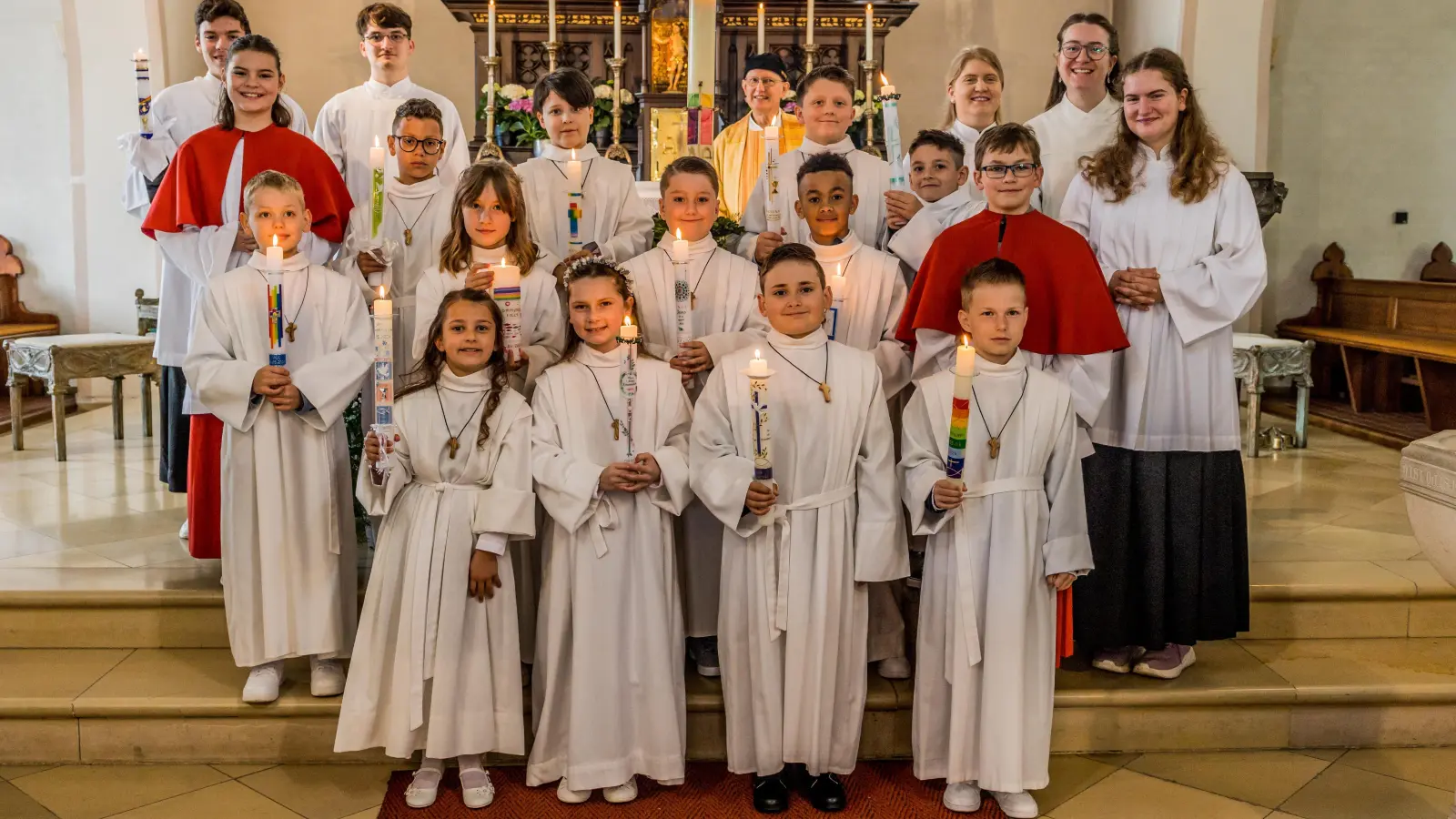 Die Erstkommunionkinder und Ministranten mit Pfarrer Berthold Heller (hinten Mitte) und Pastoralreferentin Andrea Zeller (hinten rechts) in der St. Marien-Kirche in Rothenstadt.  (Bild: Thomas Betz/exb)