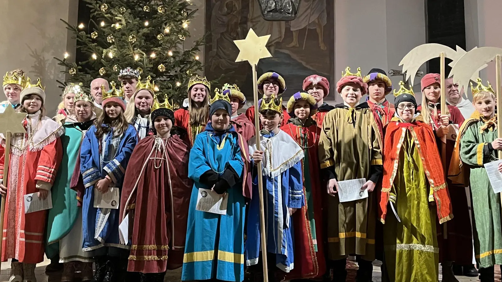 Die Aussendung der Sternsinger aus der Pfarreiengemeinschaft in der Pfarrkirche in Mehlmeisel mit Pfarrer Ferdinand Weinberger (hinten, rechts) und Diakon Franz Lautenbacher (hinten, links). (Bild: gis/exb)