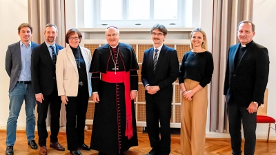 Bischofsbesuch bei den Decker-Schulen, von rechts: Domkapitular Msgr. Martin Priller, die Verwaltungsdirektorin der Schulstiftung, Regina Braunreiter, der Direktor der Schulstiftung, Günter Jehl, Bischof Dr. Rudolf Voderholzer, Realschulkonrektorin i. K. Gabriele Tröster, Hans Kistler, Schulleiter der DJDS, und Beratungsrektor i. K. Markus Hilgart. (Bild: Hendrik Rosenboem)