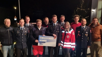 Die Freiwillige Feuerwehr Schmidgaden übergibt einen Spendencheck an das BRK Schmidgaden. (Bild: Markus Ries)