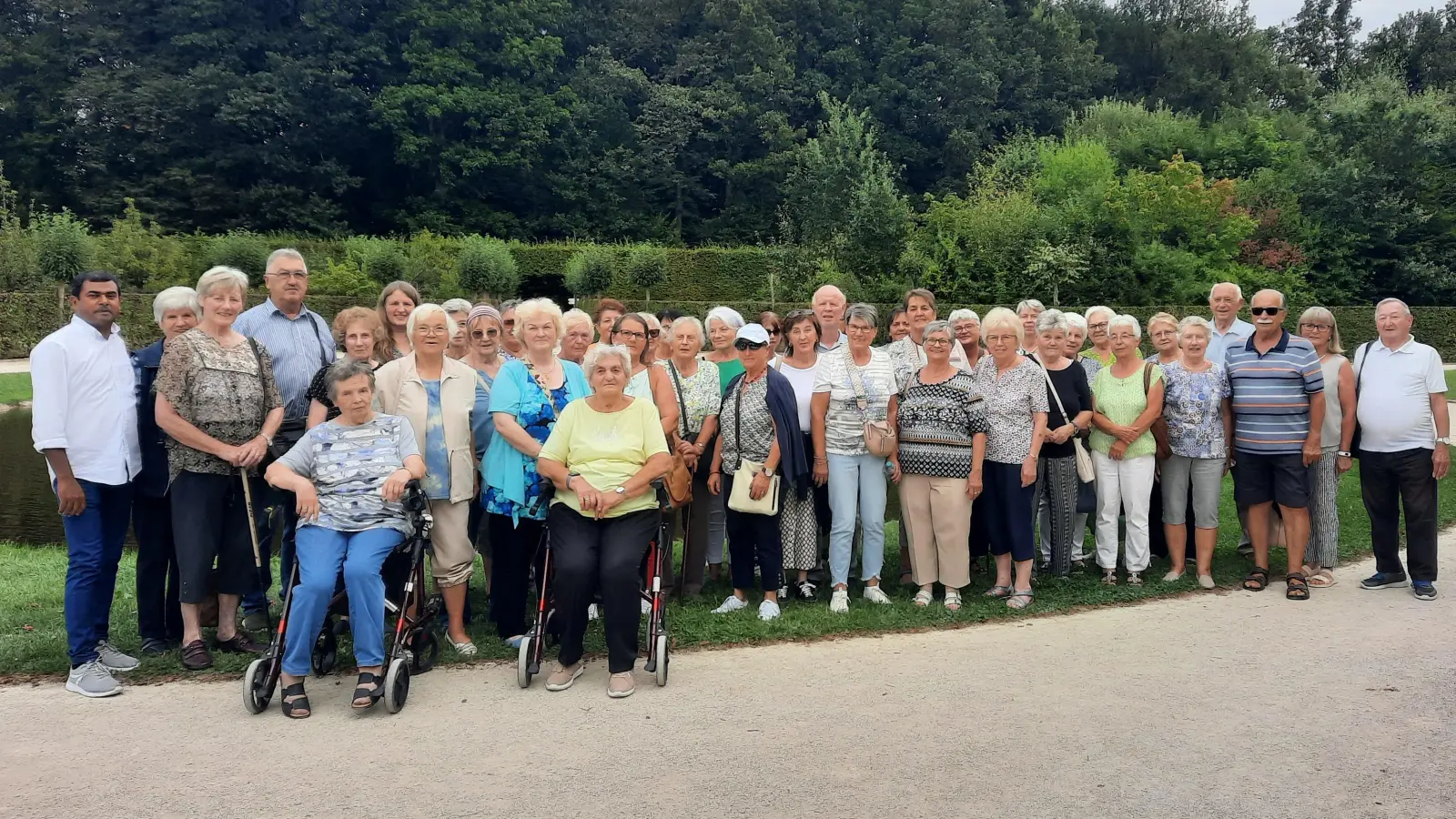 Einen ökumenischen Anstrich hatte die Fahrt der Senioren beider Konfessionen, hier vor dem Rundgang in der Eremitage. (Bild: Gabi Prediger)