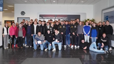 Die Amberger Gruppe beim Besuch von SSV Jahn in Regensburg. (Bild: SSV Jahn)