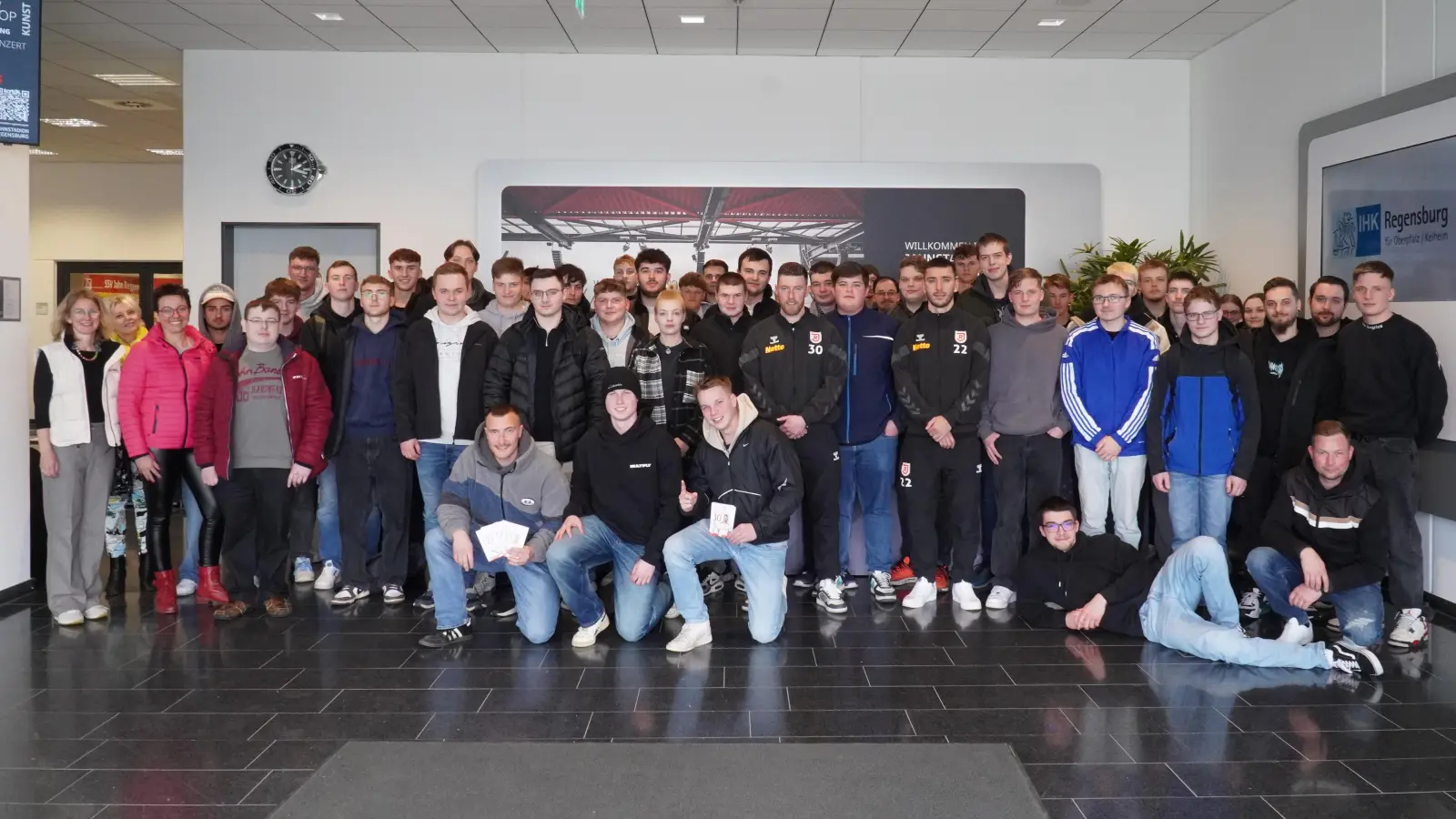 Die Amberger Gruppe beim Besuch von SSV Jahn in Regensburg. (Bild: Alexandra Bauer )