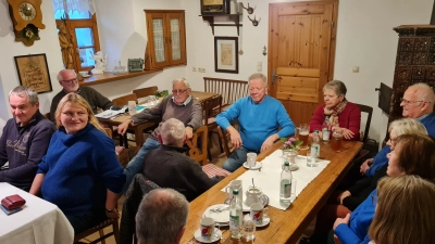 Der Vorsitzende des Heimatvereins Karlheinz Keck (hinten links) erzählt den Mitgliedern der Gemeinschaft St. Georg heitere und nachdenkliche Geschichten aus dem früheren Eschenbach. (Bild: Karlheinz Keck)