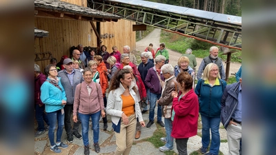 Die Reisegruppe bei einer Führung durch die Latschenkieferbrennerei Bergila. (Bild: Norbert Schmid)