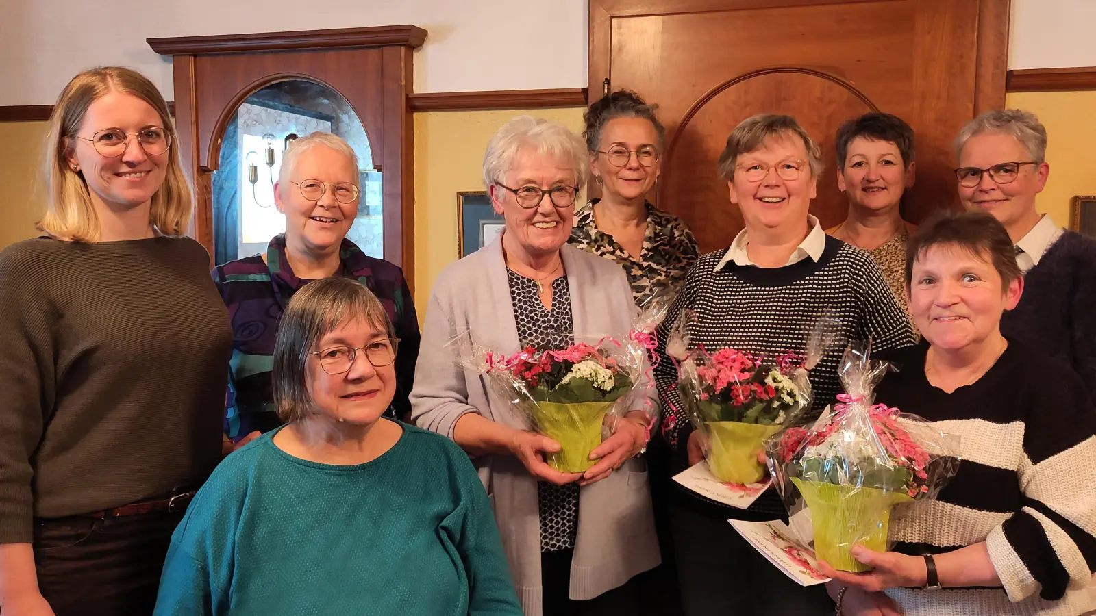 Die Vorstandschaft des Frauenbunds und die Geehrten für 30 Jahre Frauenbund: Hannah Hopf, Karin Wappmann und Gertraud Wittmann (v.l.).  (Bild: Christina Ponader)