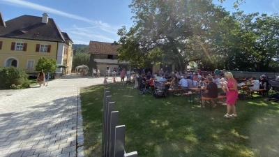 Idylle im Wutschdorfer Pfarrhof: Viele Gäste kamen zum Pfarrfest. (Bild: Ina Grosser)