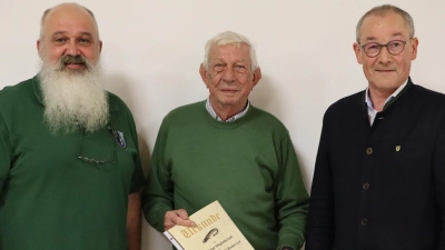 Erich Hammer (Mitte) wurde für seine 50-jährige Mitgliedschaft beim Fischereiverein Rieden von Erstem Vorsitzenden Robert Scherer (links) und Erstem Bürgermeister Erwin Geitner (r.) geehrt (Bild: Michael Rabenhofer )