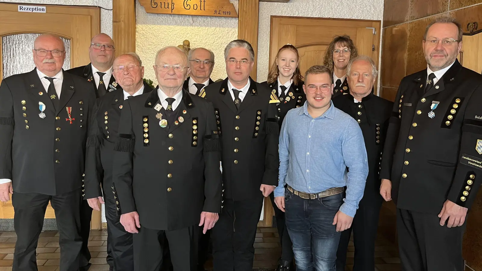 Das Team, das den Bergknappenverein die nächsten fünf Jahre nach der Satzungsänderung führen soll, mit dem 1. Vorsitzenden Armin Kraus (r.), dem 2. Vorsitzenden Martin Kernl (6. v. links) und der Schatzmeisterin Karin Kraus (h.r.) an der Spitze. (Bild: Wolfgang Berndt)