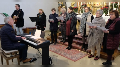 Sieben Frauen und zwei Männer bildeten die Chorgemeinschaft des Lobpreisteams, das am zweiten Weihnachtsfeiertag den Festgottesdienst mit geistlichen Liedern bereicherte. (Bild: Fred Lehner)