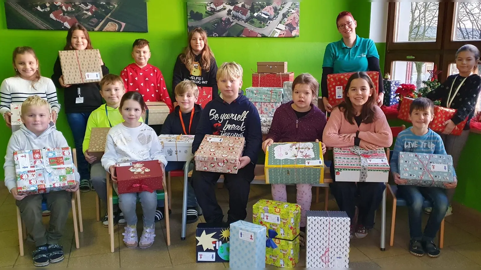 Fleißige Päckchenpacker helfen Kindern in Not  (Bild: Andrea Wolfram)